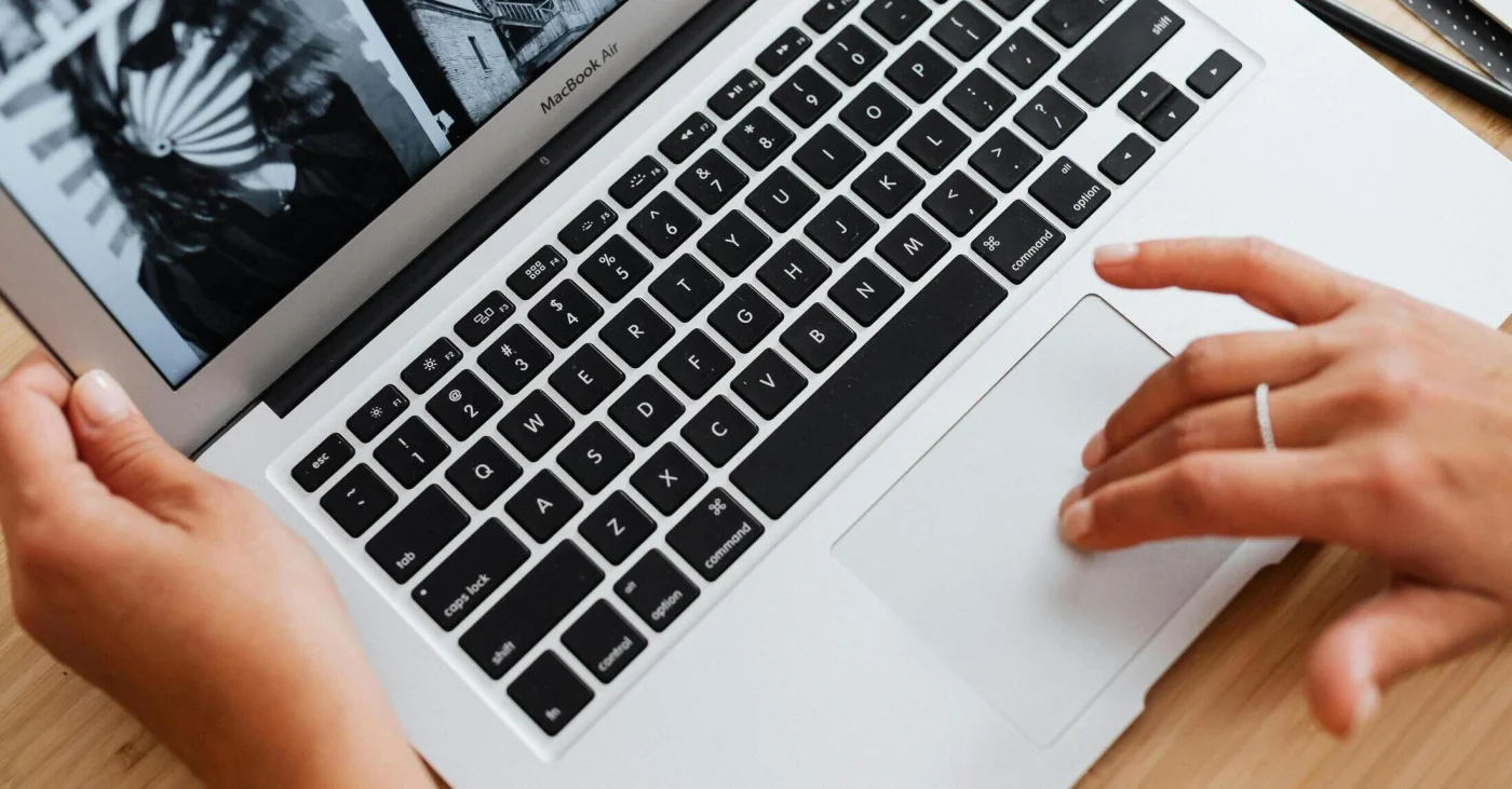 Site sur mesure, créateurs de sites sur abonnement ou IA : quel choix pour votre entreprise en 2026 ?